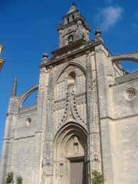 Fachada principal de la Iglesia de Santiago con detalles góticos y torre