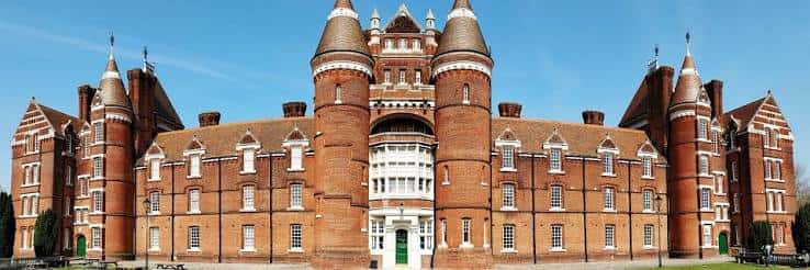Vista panorámica de la fachada principal del Portsmouth Museum & Art Gallery, destacando su arquitectura victoriana en ladrillo rojo y torres distintivas bajo un cielo despejado