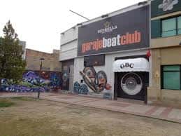 Fachada exterior del Garaje Beat Club con grafitis y letrero principal