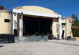 Vista exterior del Auditorio Murcia Parque con escenario al aire libre