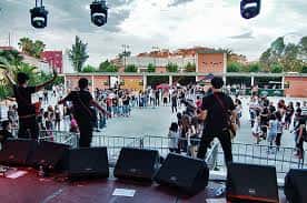 Concierto en el Auditorio Murcia Parque con público y banda en el escenario