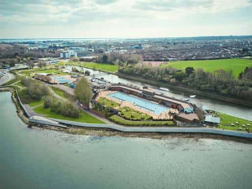 Panorámica del complejo del Hilsea Lido desde el aire, con vistas a la ciudad y el río
