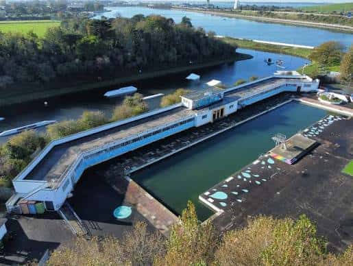 Vista aérea del Hilsea Lido en Portsmouth, mostrando su piscina al aire libre y entorno costero