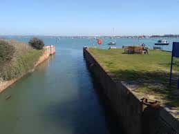 Vista del canal de Milton Locks con embarcaciones y muelles de piedra