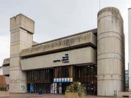 Vista exterior de la fachada principal de la Portsmouth Central Library con su distintivo estilo brutalista