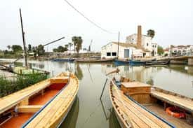 Embarcaciones de madera amarradas en el puerto fluvial del Parque Natural de la Albufera