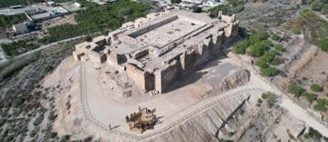 Vista aérea del Palacio Ibn Mardanís en Castillejo, mostrando su estructura histórica y entorno natural