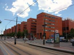 Edificio de la Universidad de Valencia con tranvía en primer plano