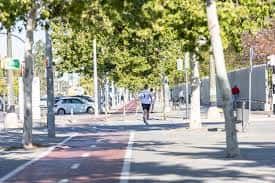 Carril peatonal y ciclista en la Avenida dels Tarongers con corredor en movimiento