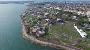 Vista aérea de Southsea Common con el mar al fondo y edificios costeros