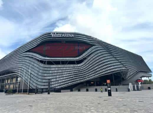 Vista exterior del Roig Arena con su distintiva fachada ondulada y moderna