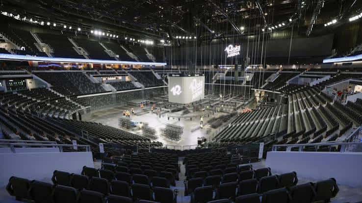 Interior del Roig Arena mostrando las gradas y el escenario central listo para eventos