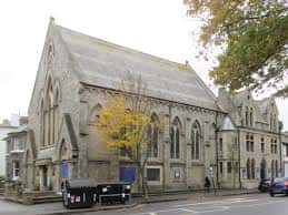 Vista exterior de la Central United Reformed Church en Brighton con fachada gótica y detalles arquitectónicos