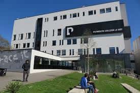Fachada moderna del Plymouth College of Art con el logo visible