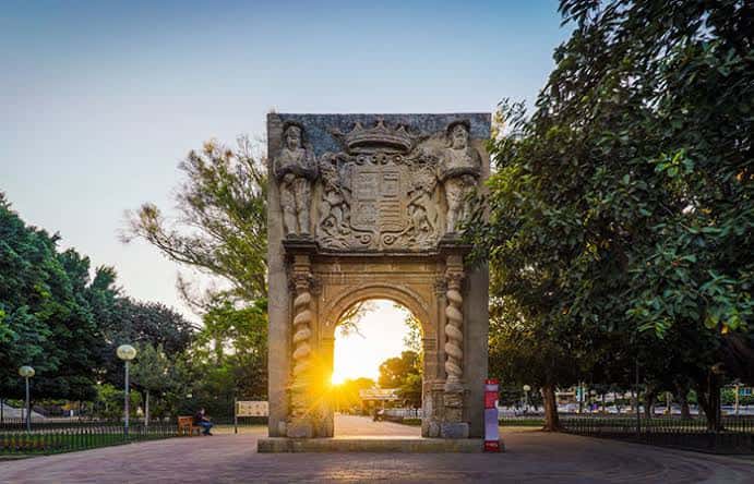 Arco de los Jardines del Malecón al atardecer