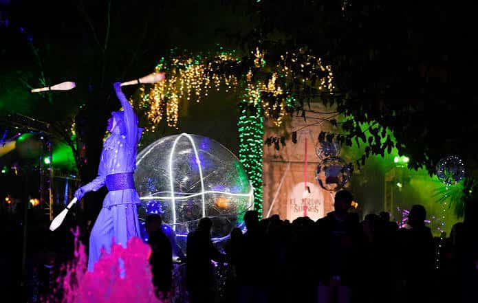 Evento nocturno con iluminación y decoraciones en el Jardín del Malecón