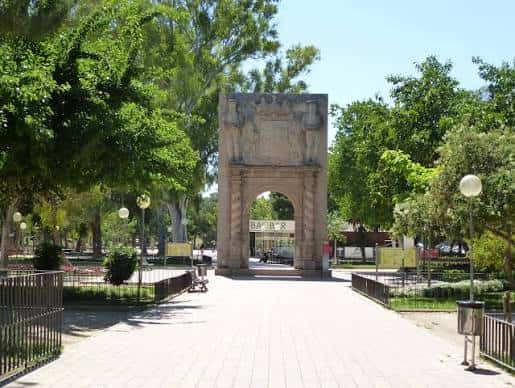 Vista diurna del arco de entrada a los Jardines del Malecón