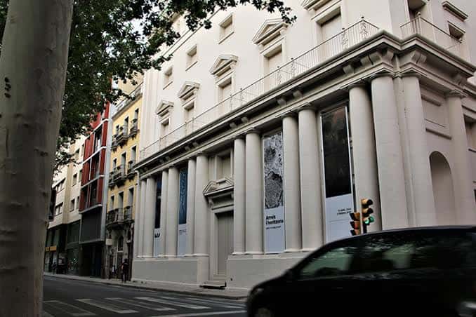 Fachada neoclásica del Museu Morera con columnas y detalles arquitectónicos