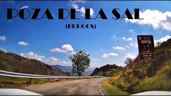 Panorámica de la entrada a Poza de la Sal con letrero turístico y paisaje montañoso