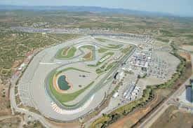 Perspectiva elevada del circuito mostrando la pista y alrededores
