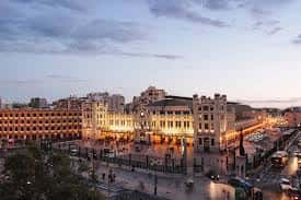 Vista nocturna de la Estación del Norte iluminada desde una perspectiva elevada, mostrando su entorno urbano