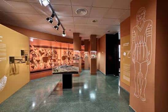 Interior del museo con exposiciones arqueológicas