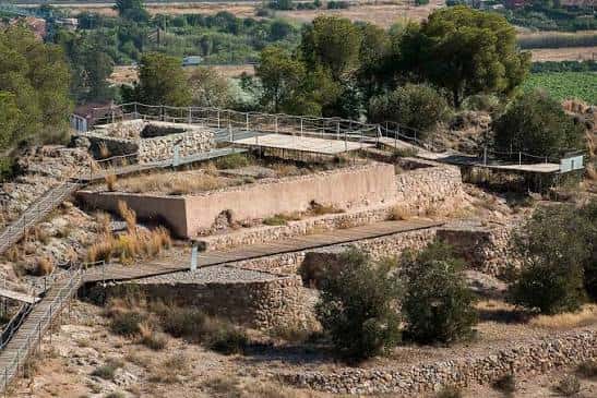 Vista panorámica de las ruinas arqueológicas y senderos