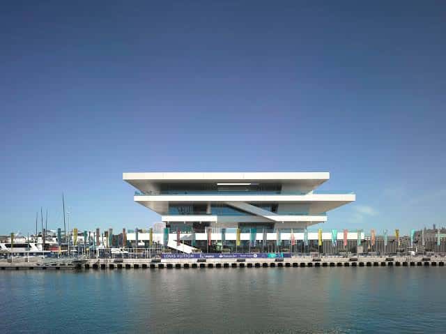 Edificio del Veles e Vents visto desde el puerto en un día soleado