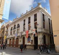 Fachada exterior del Teatro Talía en Valencia con arquitectura clásica y detalles ornamentales