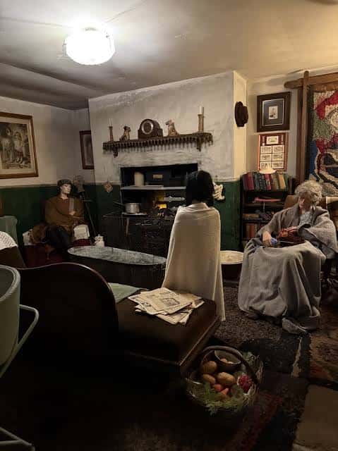 Sala de estar con maniquíes recreando una escena de la vida cotidiana durante la guerra