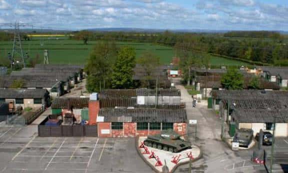 Vista aérea del complejo de Eden Camp con sus barracas y tanques en el exterior