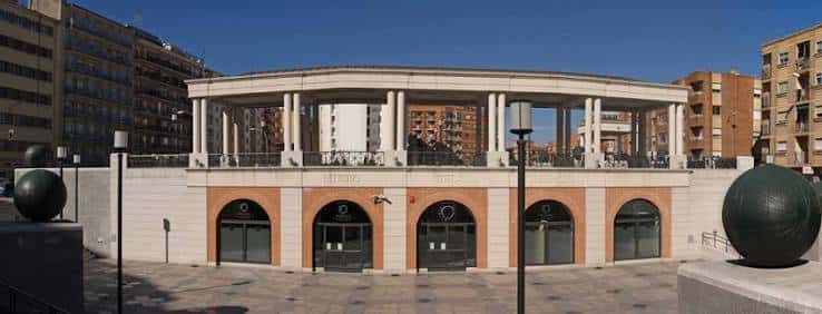 Vista panorámica de la fachada principal del Museo del Comercio y la Industria