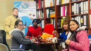 Grupo de personas celebrando en el interior del Centro Latinoamericano de Lleida