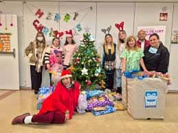 Celebración navideña con árbol y regalos en el Centro Latinoamericano de Lleida