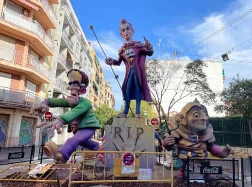 Vista diurna de la falla Padre Alegre - Enrique Navarro con sus figuras principales y entorno urbano