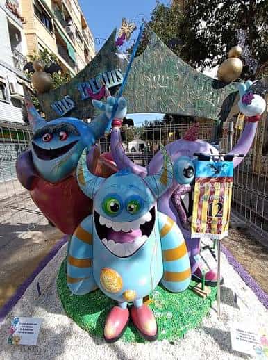 Detalle de las figuras infantiles y coloridas de la falla, incluyendo monstruos y personajes fantásticos