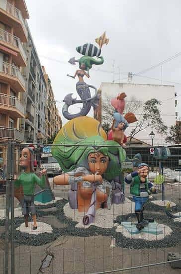 Composición completa de la falla con figuras de sirenas y personajes en escena al aire libre