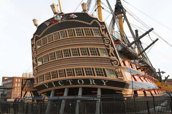 Detalle del casco del HMS Victory en el astillero histórico