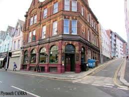 Vista exterior del pub Bread & Roses en Plymouth, mostrando su fachada de ladrillo rojo y arquitectura tradicional