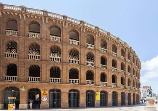 Vista exterior de la fachada de la Plaza de Toros de Valencia