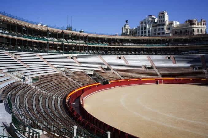 Interior de la plaza de toros con el ruedo y las gradas