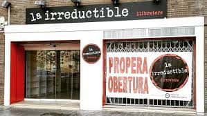 Fachada exterior de La Irreductible con letrero de apertura