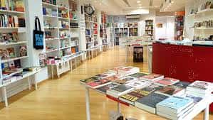 Interior de la librería con estanterías de libros y zona de lectura