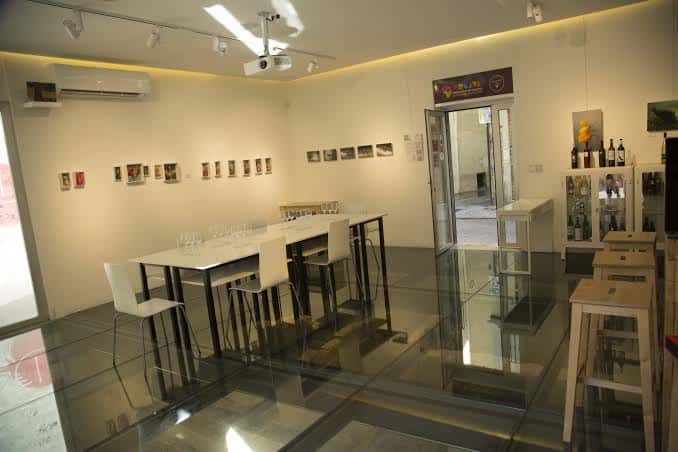 Sala de cata del Celler de Proava con mesas y vitrinas de vino