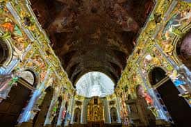 Vista del techo decorado y altar mayor desde el interior