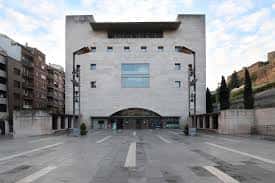 Vista frontal del Auditori Municipal Enric Granados con su fachada de piedra y plaza despejada