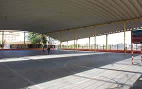 Vista general del polideportivo cubierto con canchas deportivas
