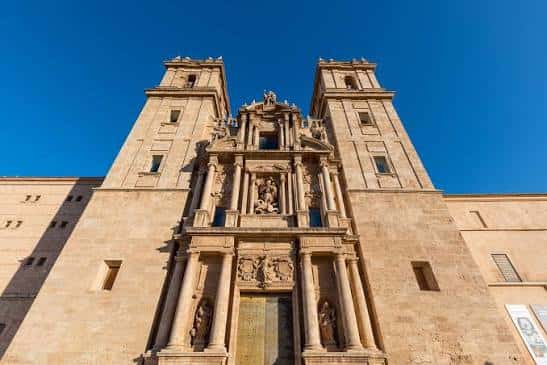 Detalle arquitectónico de la portada principal del monasterio, con esculturas y columnas en estilo barroco
