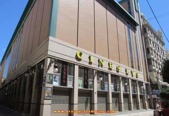 Vista exterior del edificio de Cines Lys en Valencia con fachada de ladrillo y letrero amarillo
