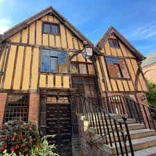 Fachada principal del Merchant Adventurers' Hall con arquitectura Tudor
